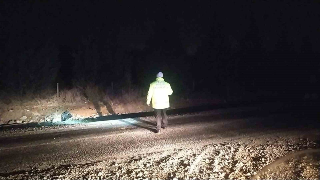 Kontrolden çıkan kamyonet şarampole devrildi: 1 yaralı