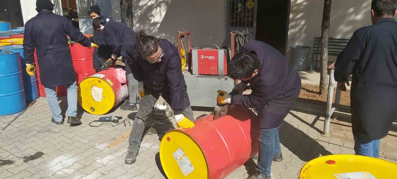 Meslek liselileri deprem bölgesi için soba ve hijyen maddesi üretti