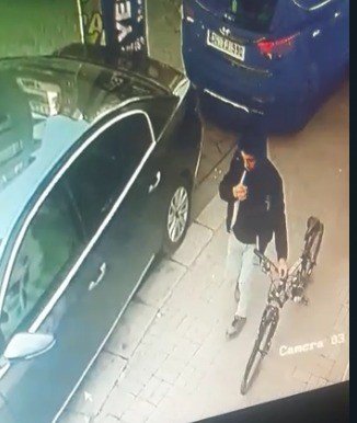 Bisikleti kimseye aldırış etmeden çaldı