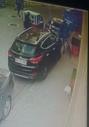 Bisikleti kimseye aldırış etmeden çaldı