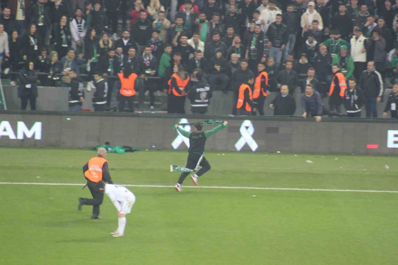 Sahaya atlayıp ortalığı karıştırmıştı, özür diledi