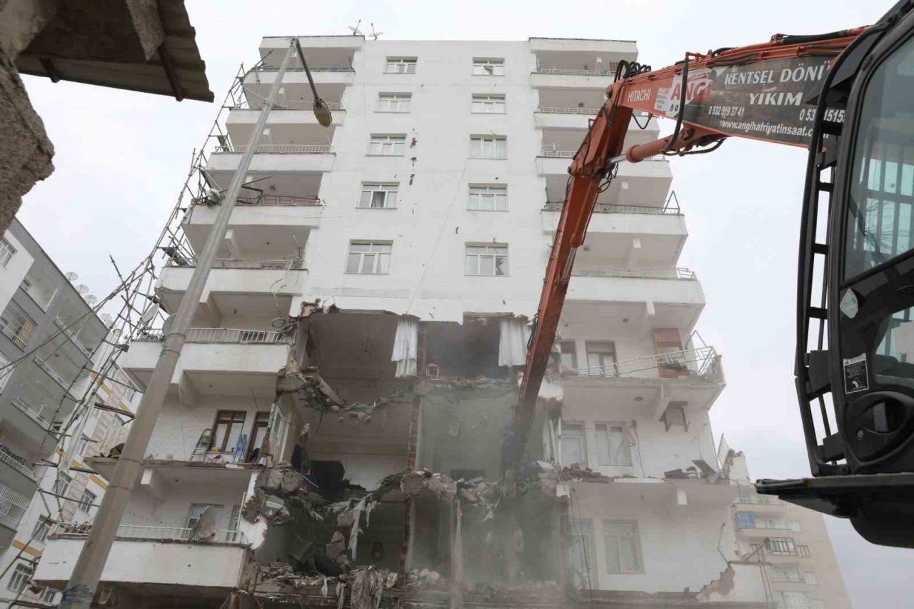 Acil yıkım kararı verilen 35 yapıdan 3’ünün yıkımı tamamlandı