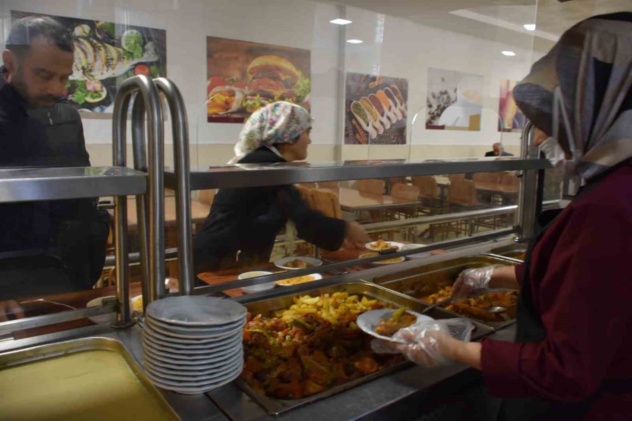 Elazığ’da sıcak yemekler depremzedeler için kaynıyor