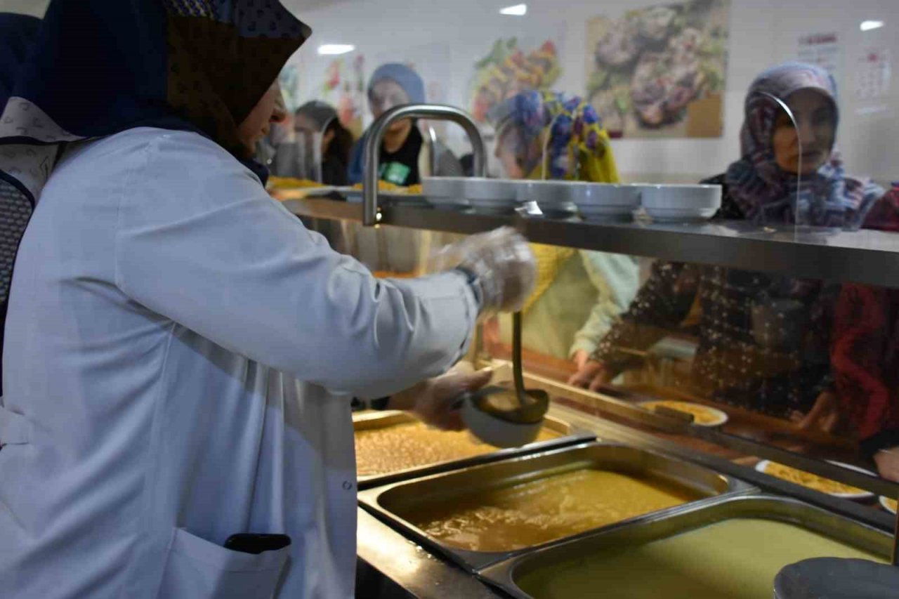 Elazığ’da sıcak yemekler depremzedeler için kaynıyor