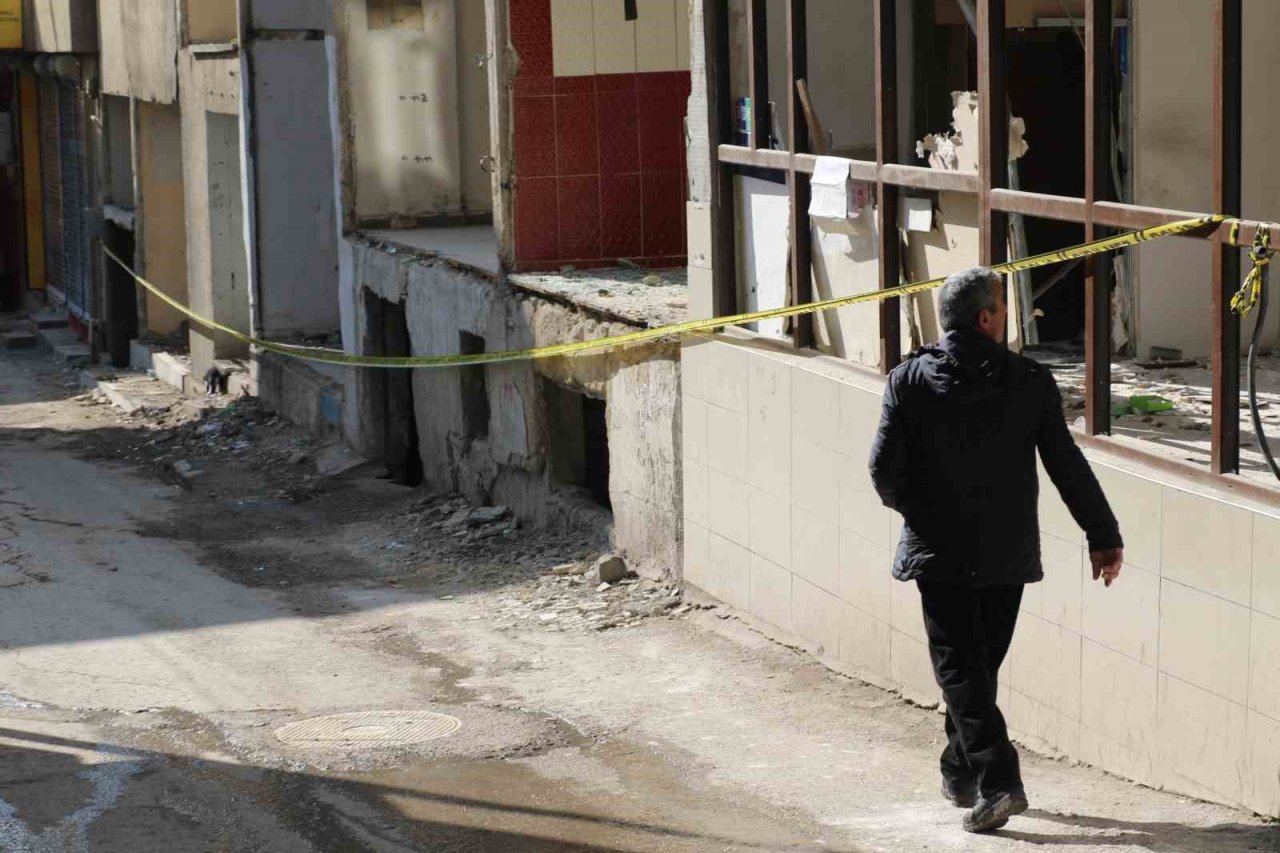 Elazığ’da ağır hasarlı binalara ‘naylon şeritli’ önlem