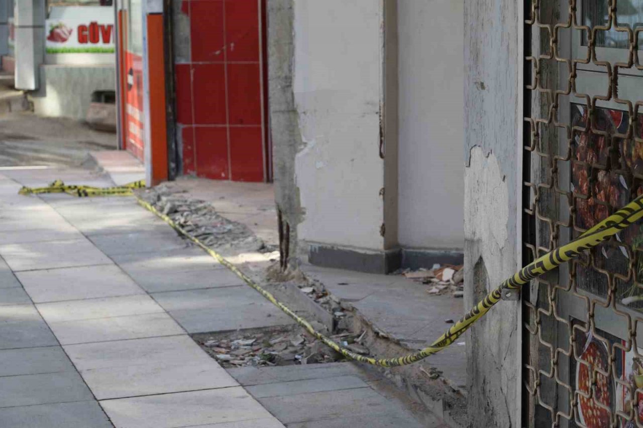 Elazığ’da ağır hasarlı binalara ‘naylon şeritli’ önlem