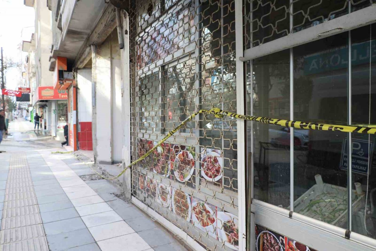 Elazığ’da ağır hasarlı binalara ‘naylon şeritli’ önlem