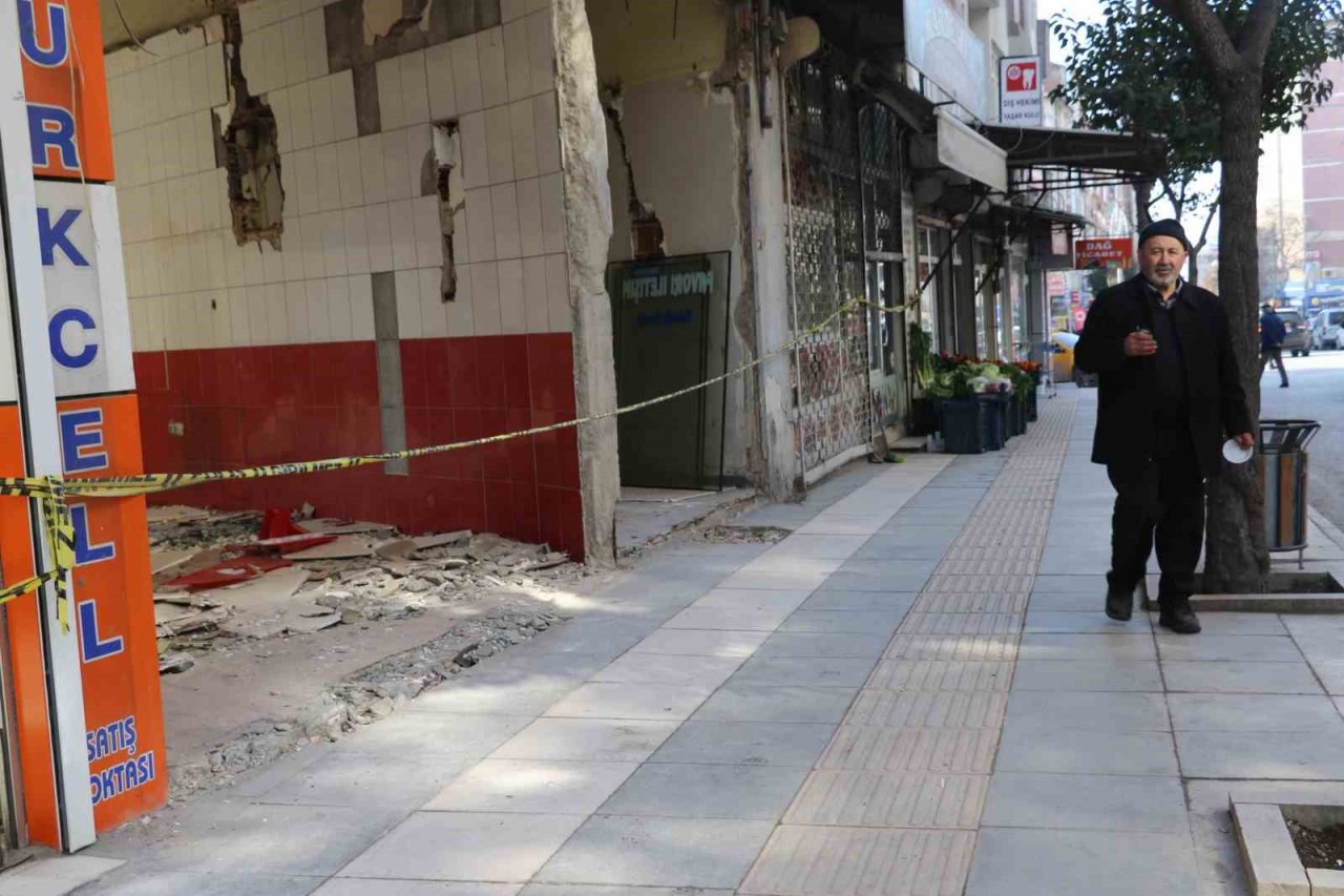 Elazığ’da ağır hasarlı binalara ‘naylon şeritli’ önlem