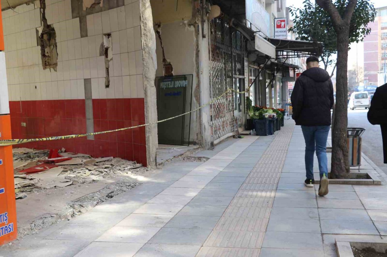 Elazığ’da ağır hasarlı binalara ‘naylon şeritli’ önlem