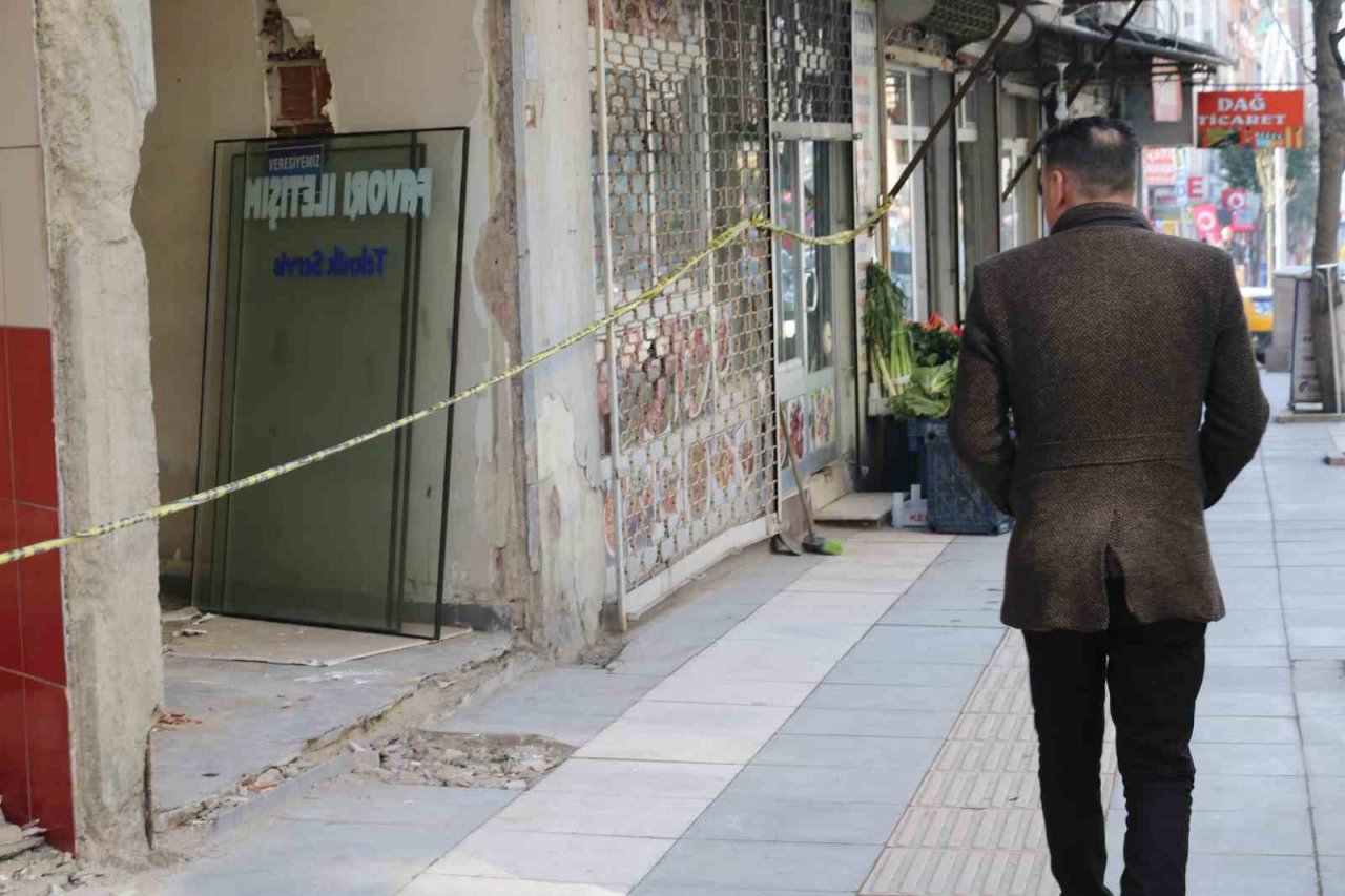 Elazığ’da ağır hasarlı binalara ‘naylon şeritli’ önlem