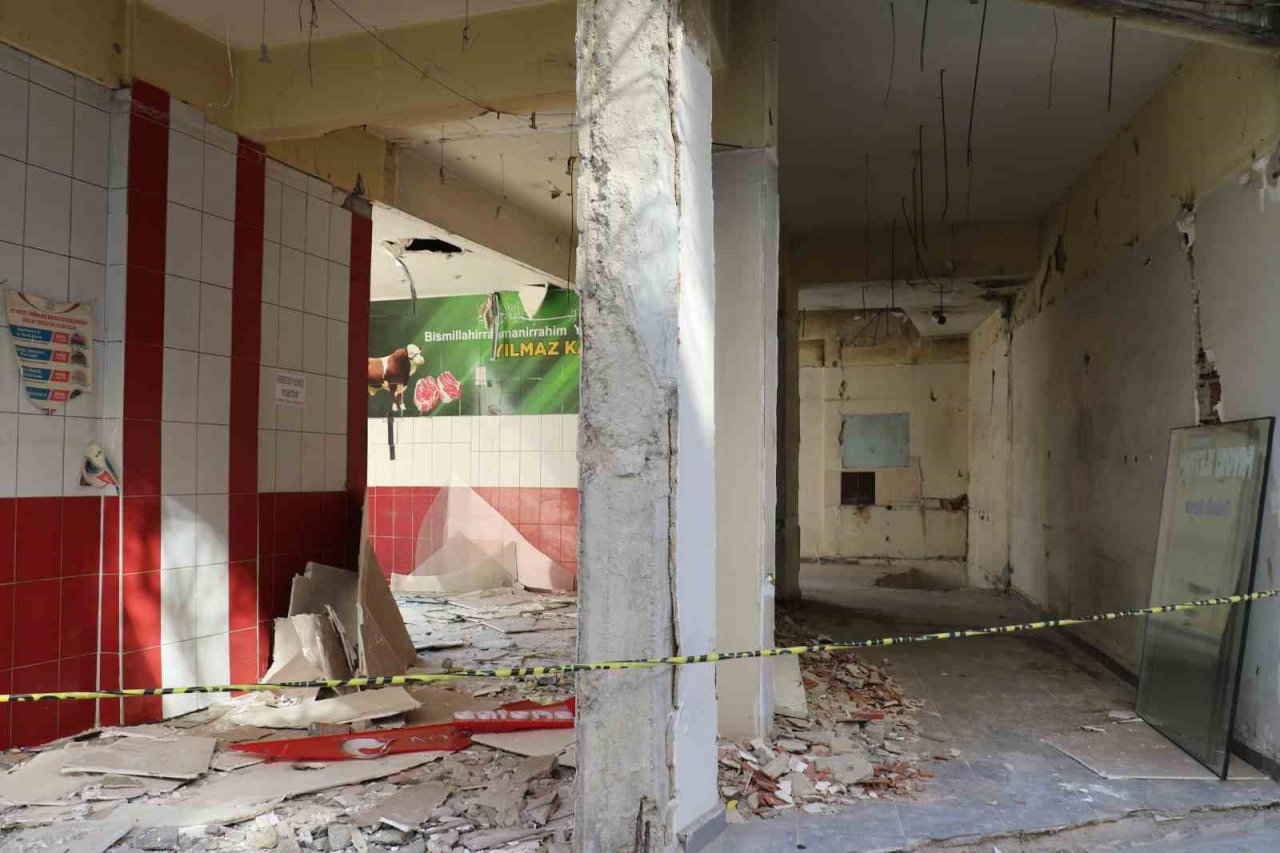 Elazığ’da ağır hasarlı binalara ‘naylon şeritli’ önlem