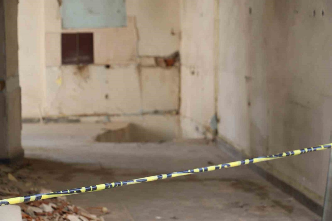 Elazığ’da ağır hasarlı binalara ‘naylon şeritli’ önlem