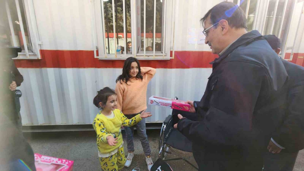 Bakan Dönmez, "Hem çalışanlarımız hem de bölge insanı 2 bin konteynerlik kent planlanıyor’