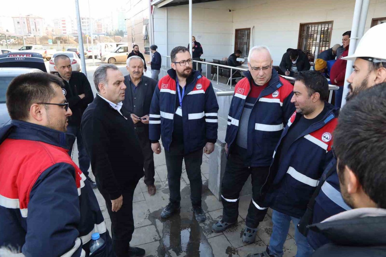 Rektör Altun, Kahramanmaraş’ta Hasar Tespit Çalışması Yapan Öğretim Üyelerinden Bilgiler Aldı