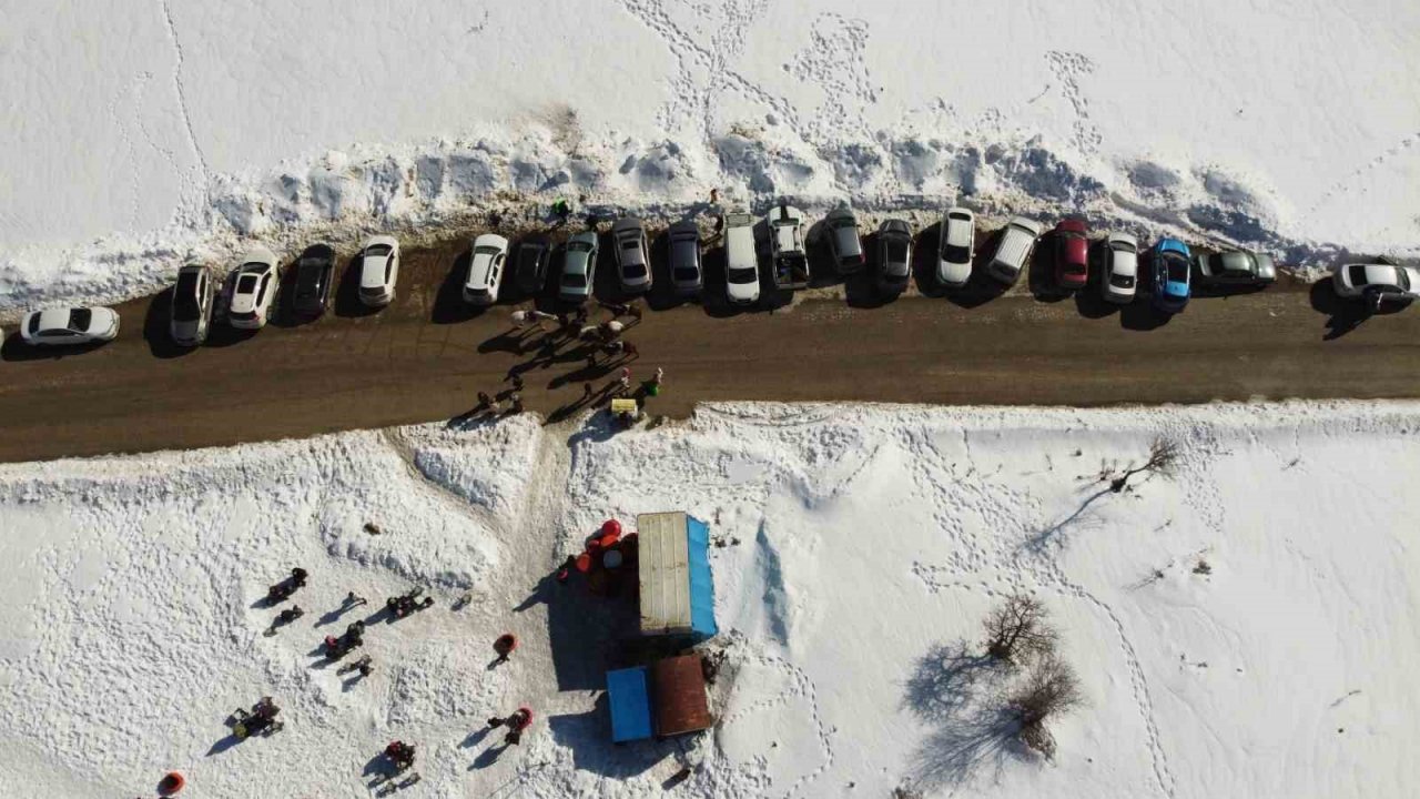 Köylülerin kayak pisti tatilcilerin ilgi odağı oluyor