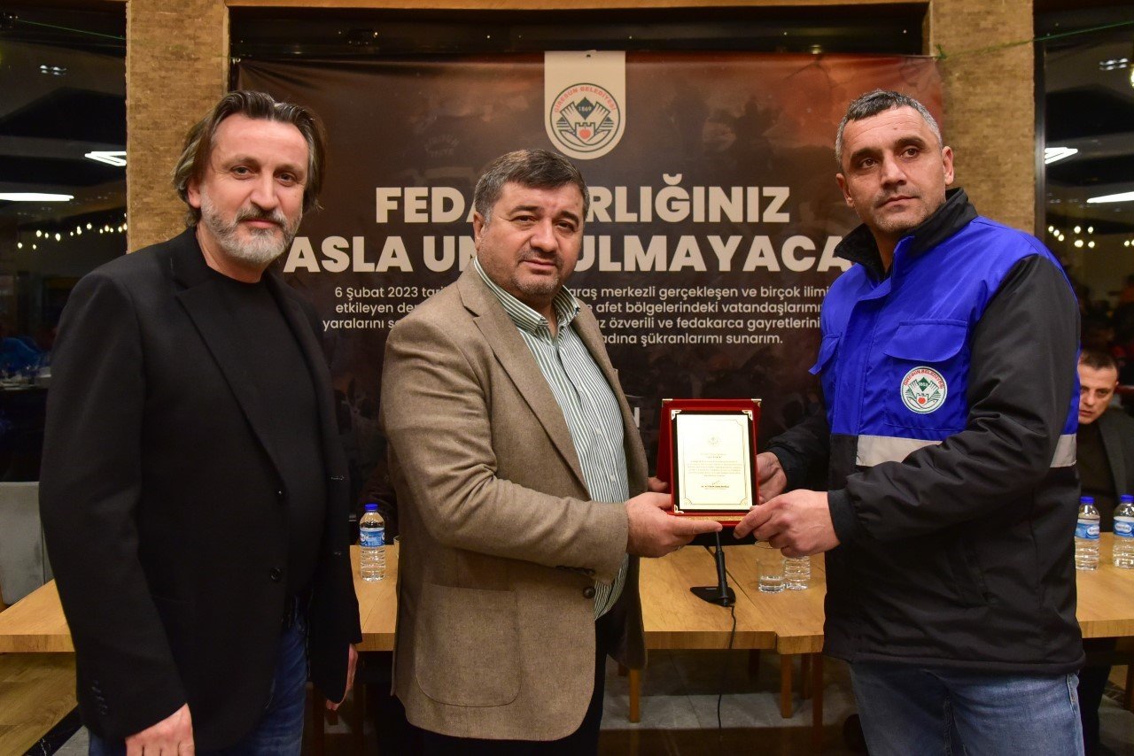 Başkan Şenlikoğlu, deprem afetinde görev yapan personellerine teşekkür plaketi verdi