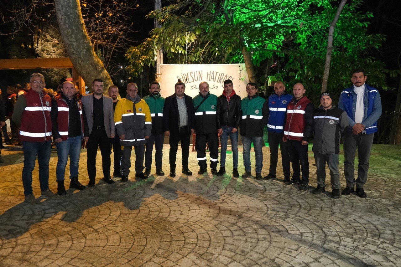 Başkan Şenlikoğlu, deprem afetinde görev yapan personellerine teşekkür plaketi verdi