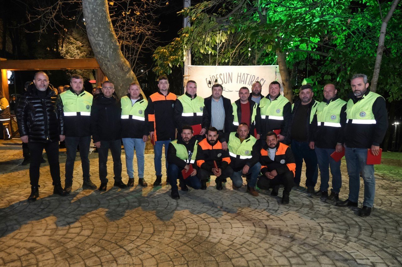 Başkan Şenlikoğlu, deprem afetinde görev yapan personellerine teşekkür plaketi verdi