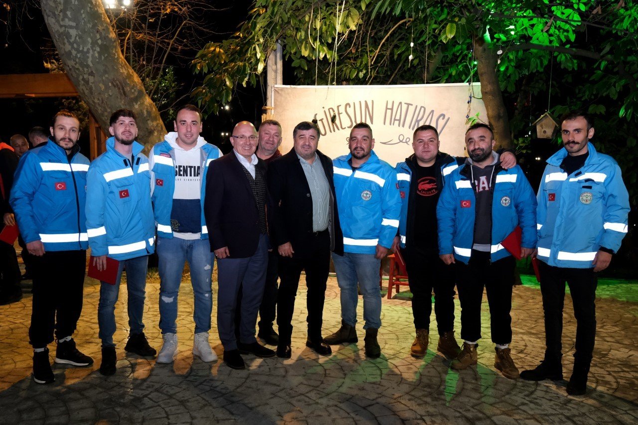 Başkan Şenlikoğlu, deprem afetinde görev yapan personellerine teşekkür plaketi verdi