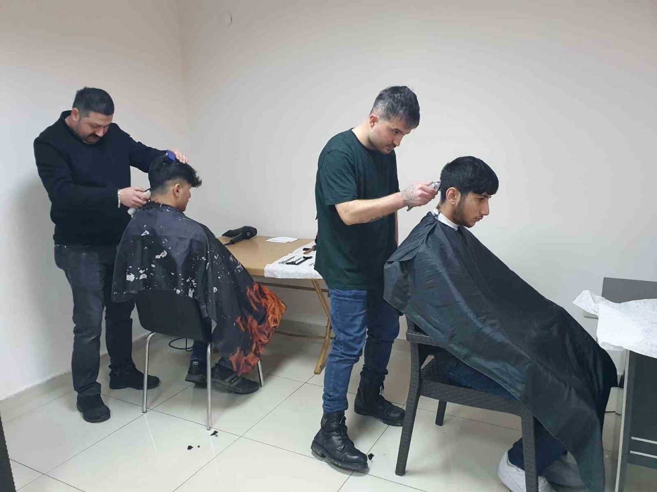 Giresun’da berber ve kuaförler depremzedelere ücretsiz hizmet veriyor