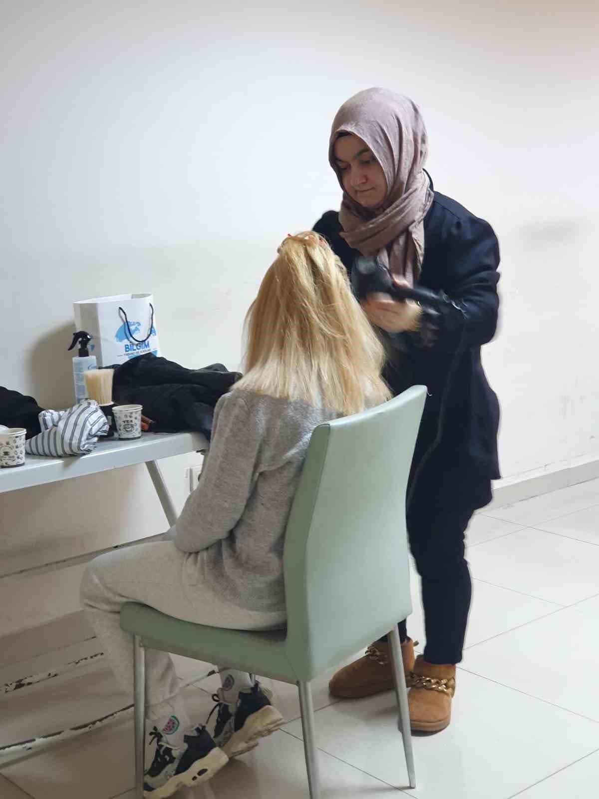 Giresun’da berber ve kuaförler depremzedelere ücretsiz hizmet veriyor