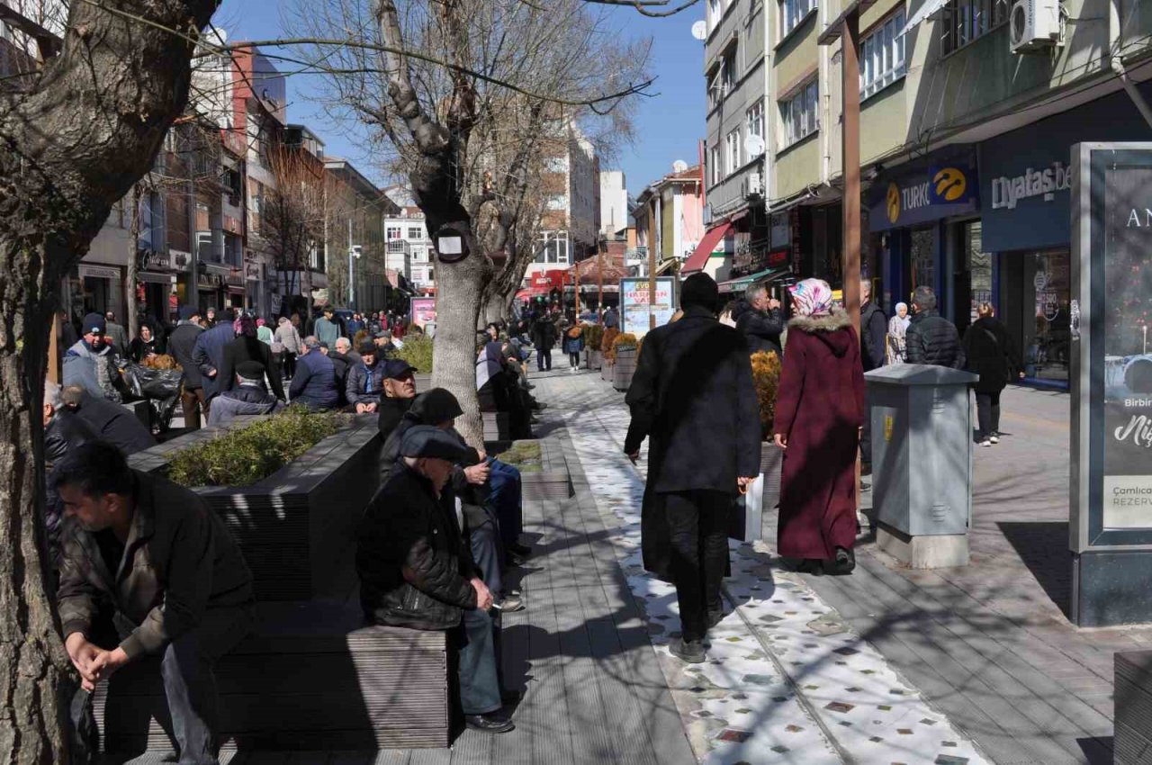 Artan hava sıcaklığını fırsat bilen vatandaşlar adeta sokaklara döküldü
