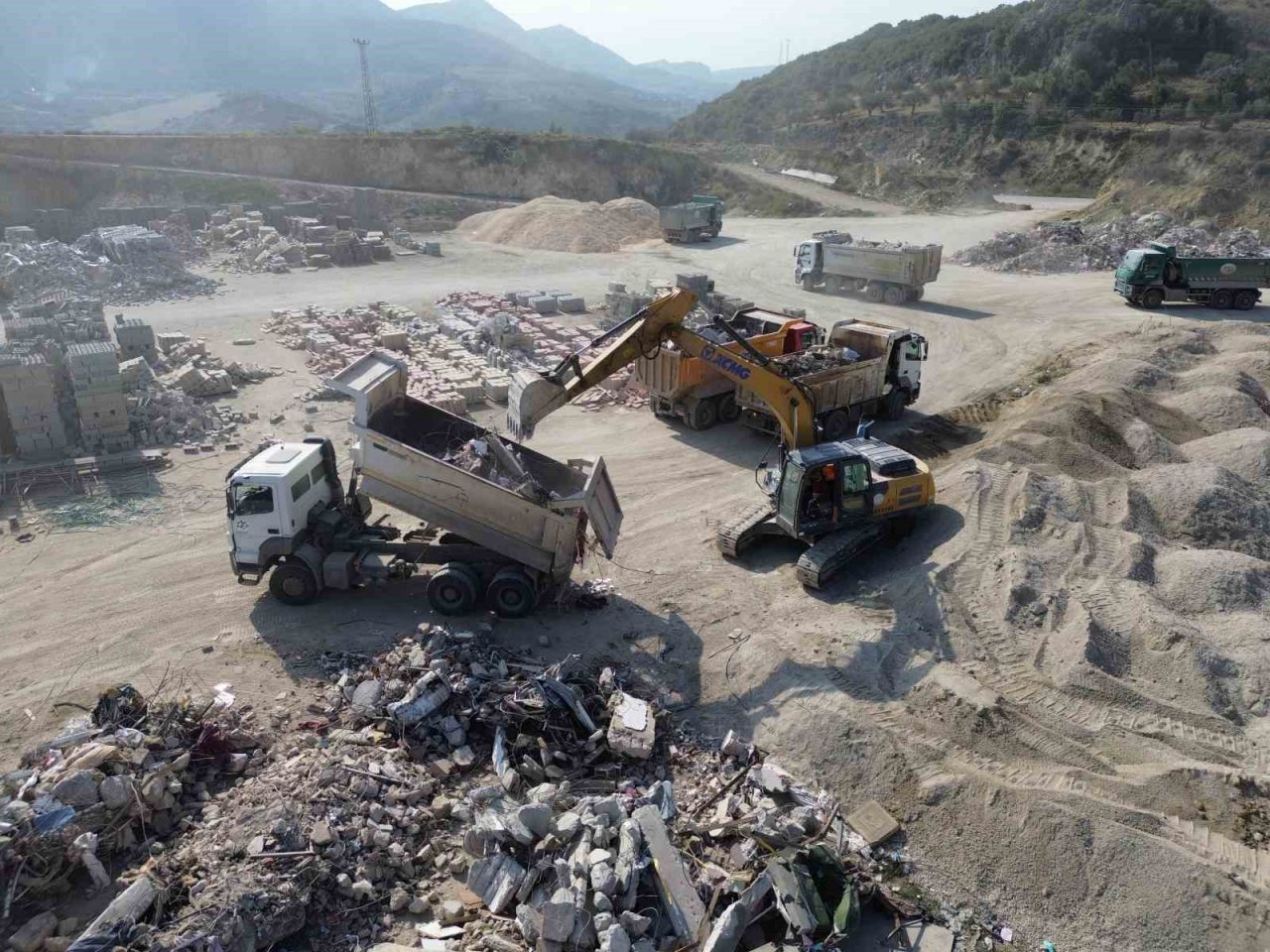 Enkaz taşıyan hafriyat kamyonlarının oluşturduğu kuyruk havadan görüntülendi