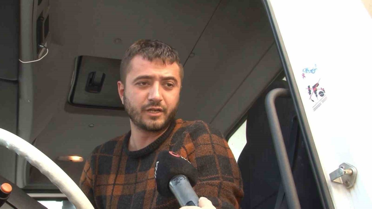 Enkaz taşıyan hafriyat kamyonlarının oluşturduğu kuyruk havadan görüntülendi