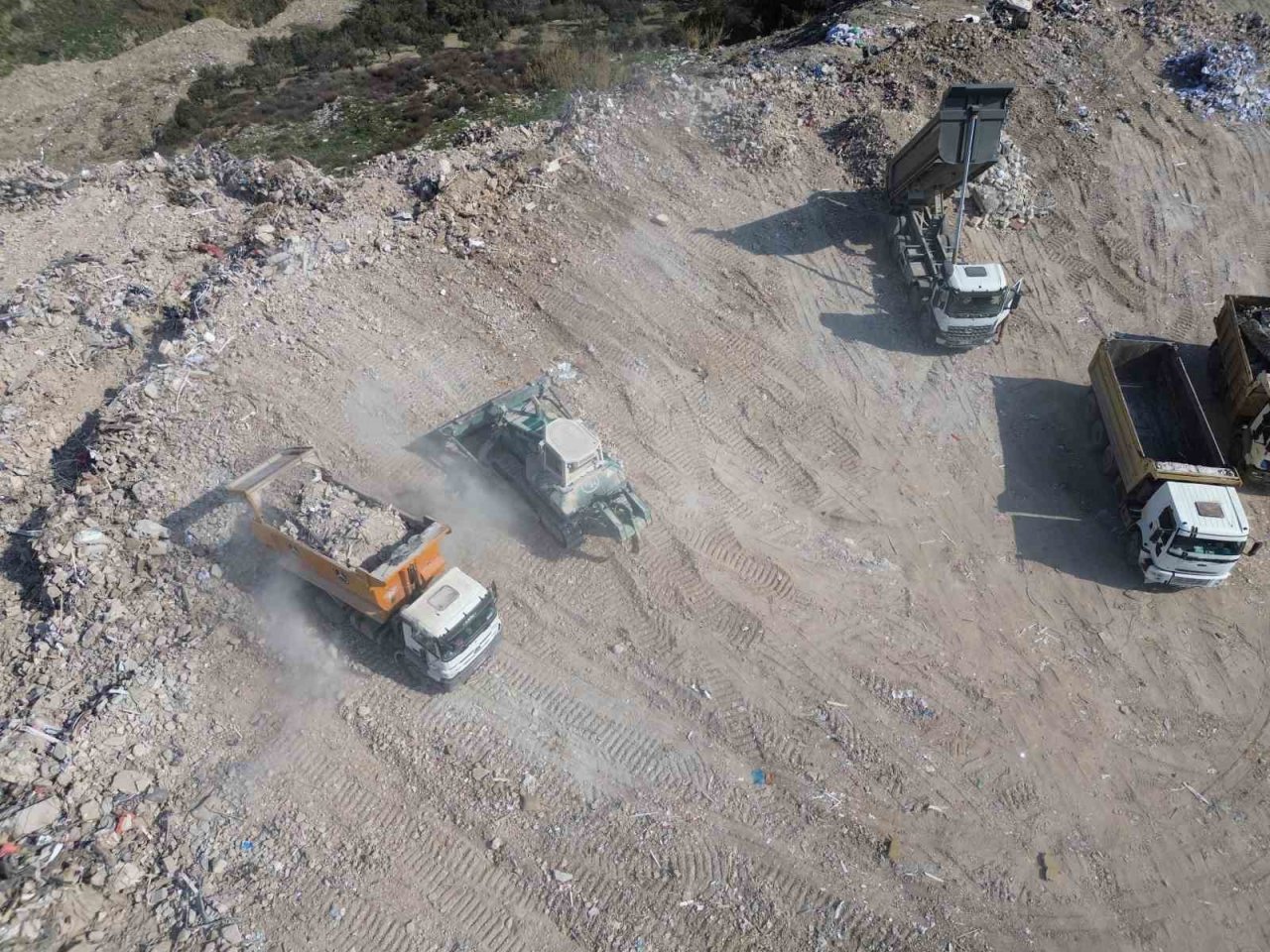 Enkaz taşıyan hafriyat kamyonlarının oluşturduğu kuyruk havadan görüntülendi