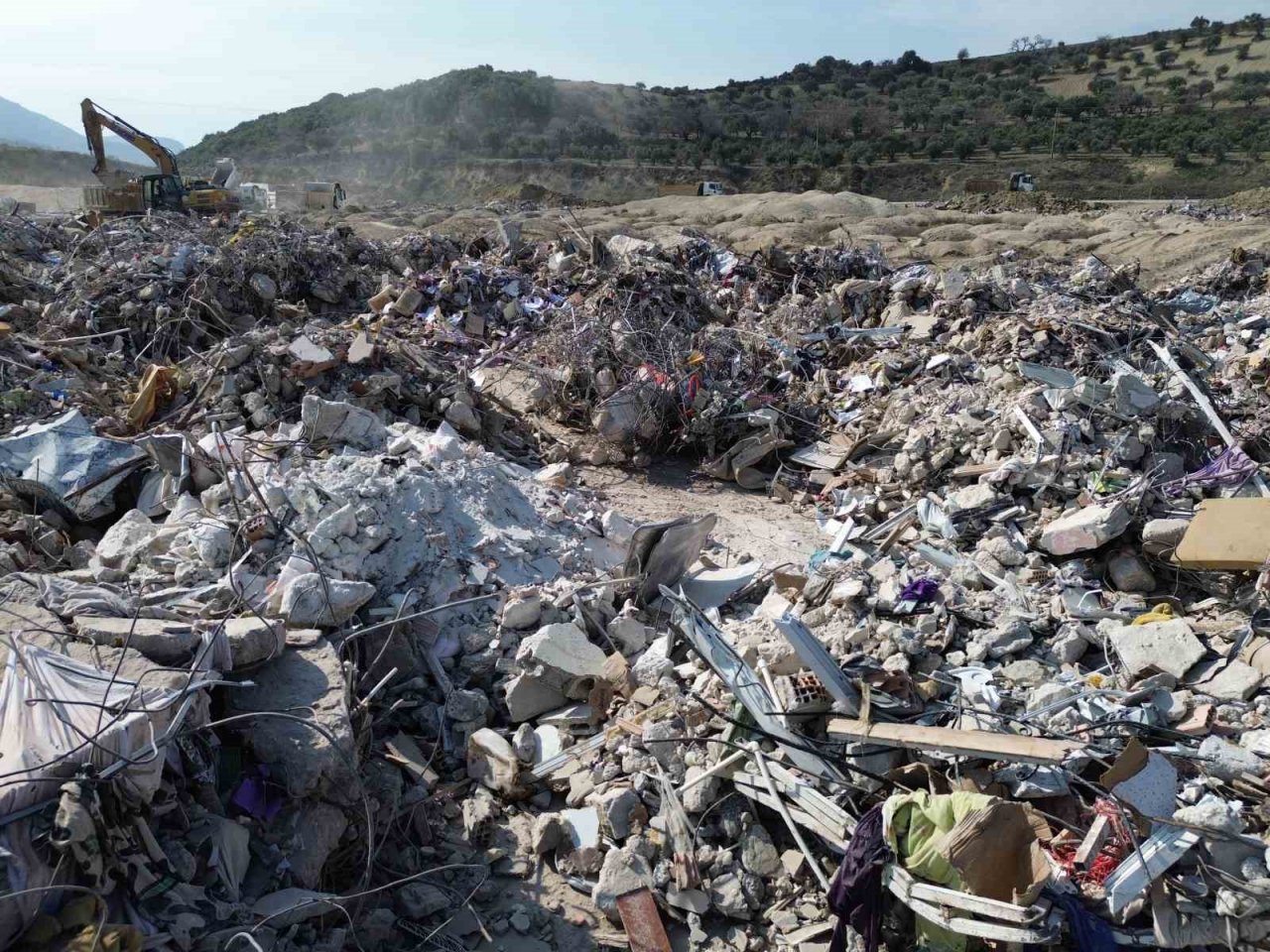 Enkaz taşıyan hafriyat kamyonlarının oluşturduğu kuyruk havadan görüntülendi