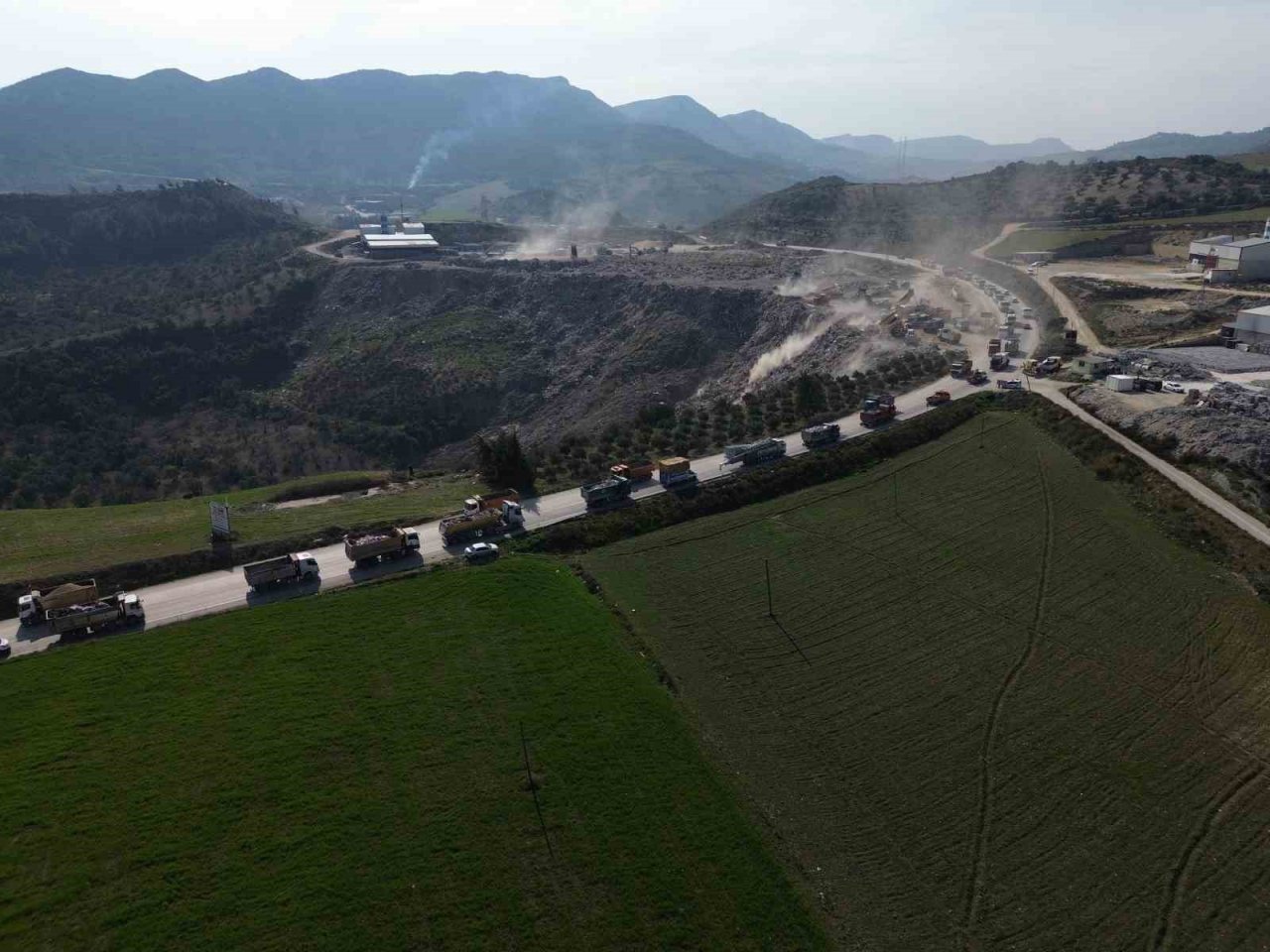 Enkaz taşıyan hafriyat kamyonlarının oluşturduğu kuyruk havadan görüntülendi