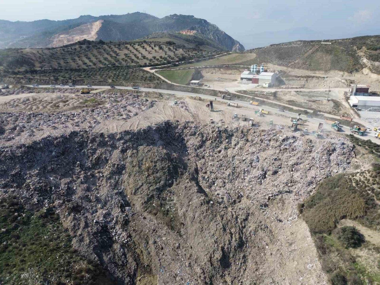Enkaz taşıyan hafriyat kamyonlarının oluşturduğu kuyruk havadan görüntülendi