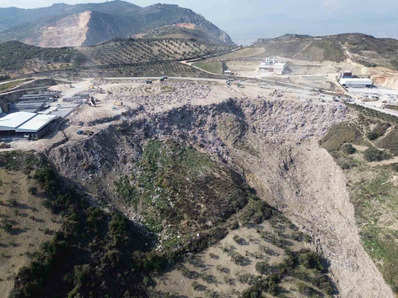 Enkaz taşıyan hafriyat kamyonlarının oluşturduğu kuyruk havadan görüntülendi