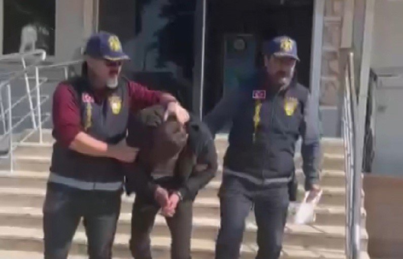 Polis görünümlü dolandırıcı suçüstü yakalandı