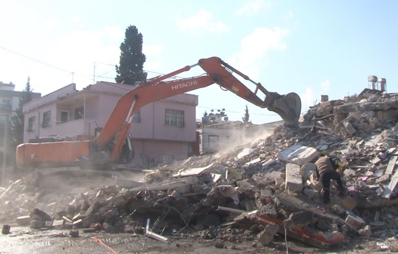 Osmaniye’de enkaz kaldırma çalışmaları sürüyor