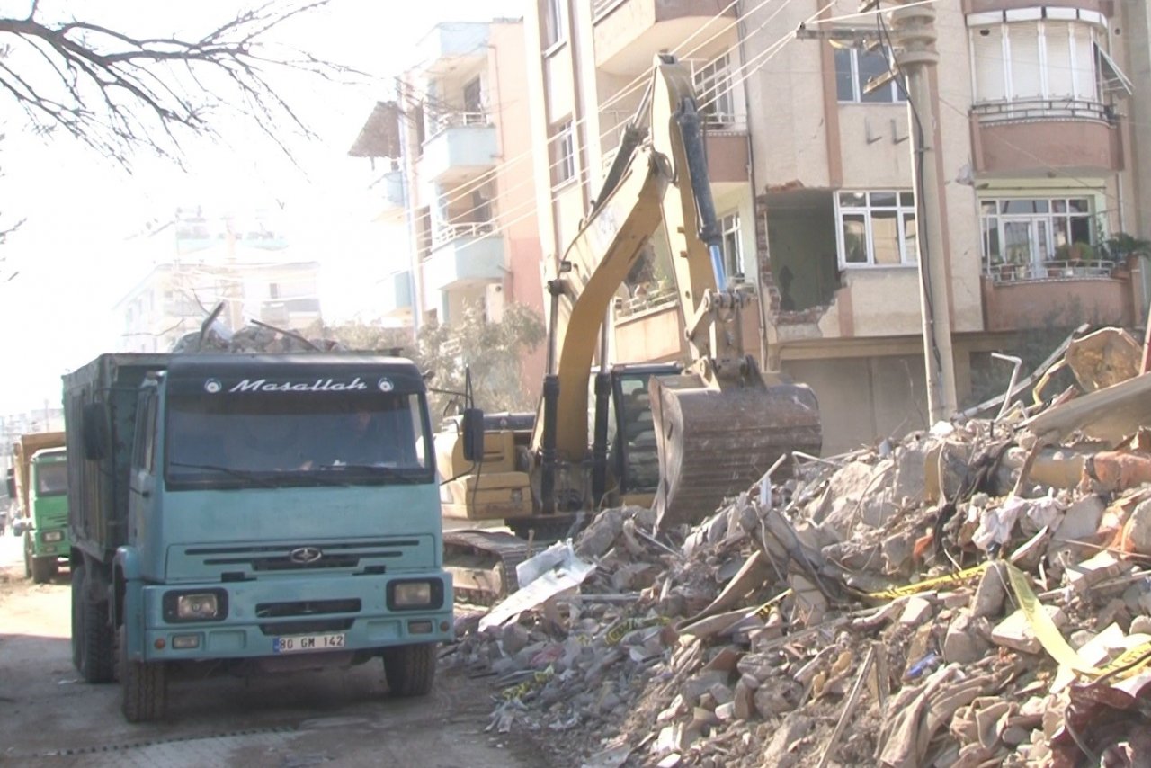 Osmaniye’de enkaz kaldırma çalışmaları sürüyor