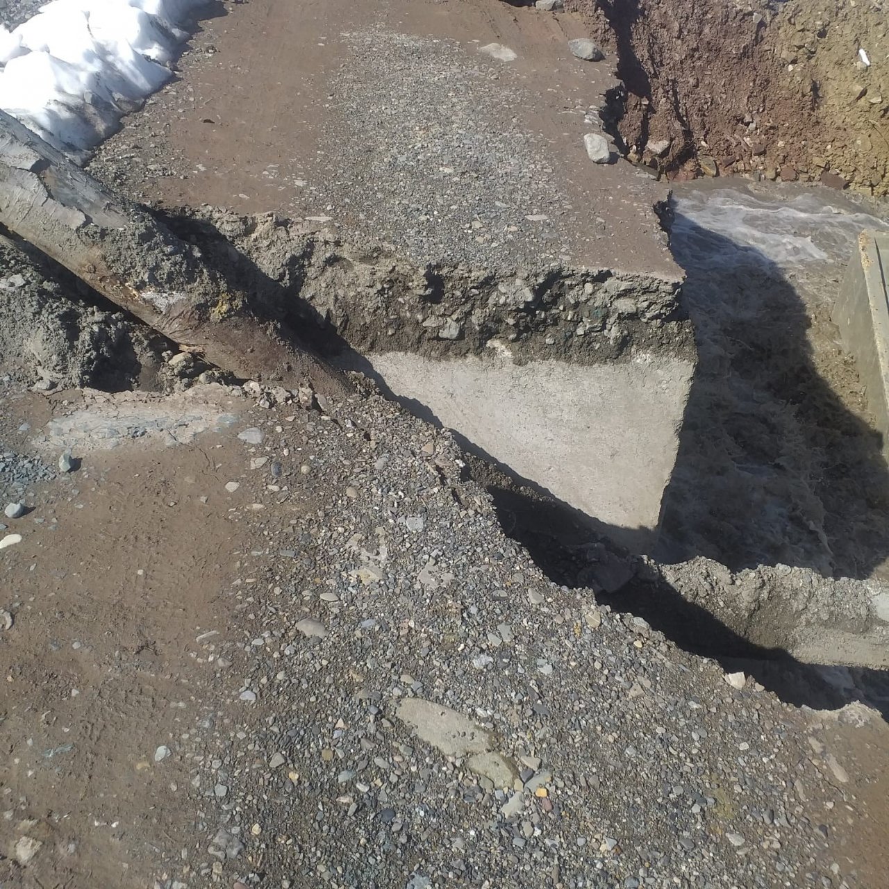 Kar sularının erimesi sonucu beşinci kez köprü yıkıldı