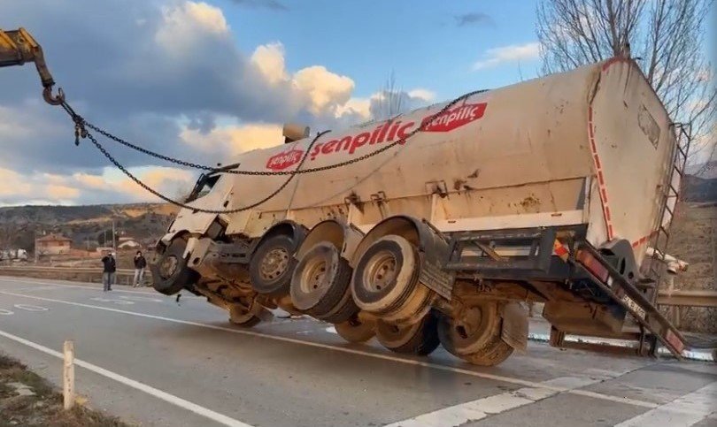 Kastamonu’da yakıt tankeri devrildi, yol trafiğe kapandı