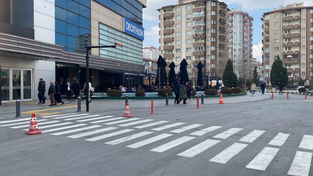 Kayseri Park’ın önündeki asfalt depremde yarıldı iddiası
