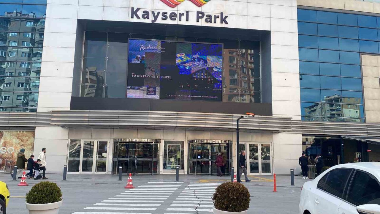 Kayseri Park’ın önündeki asfalt depremde yarıldı iddiası