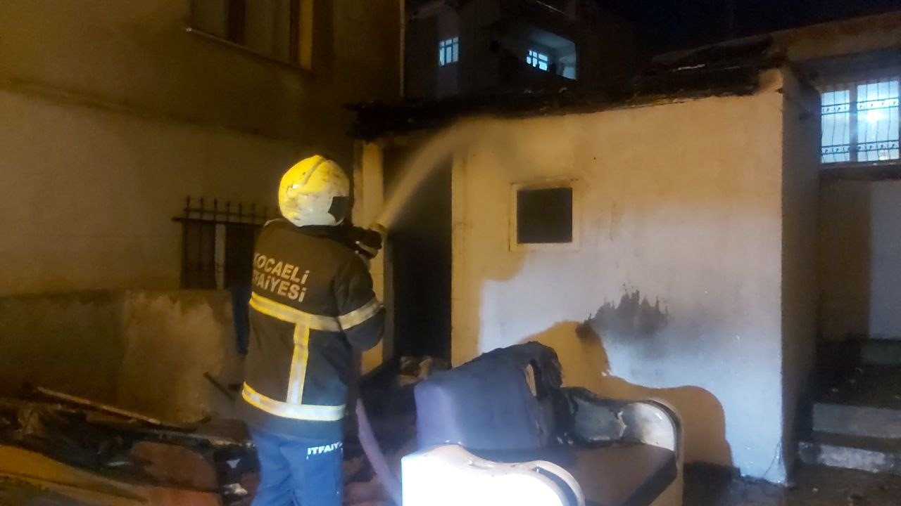 İki bina arasındaki kömürlük alev alev yandı