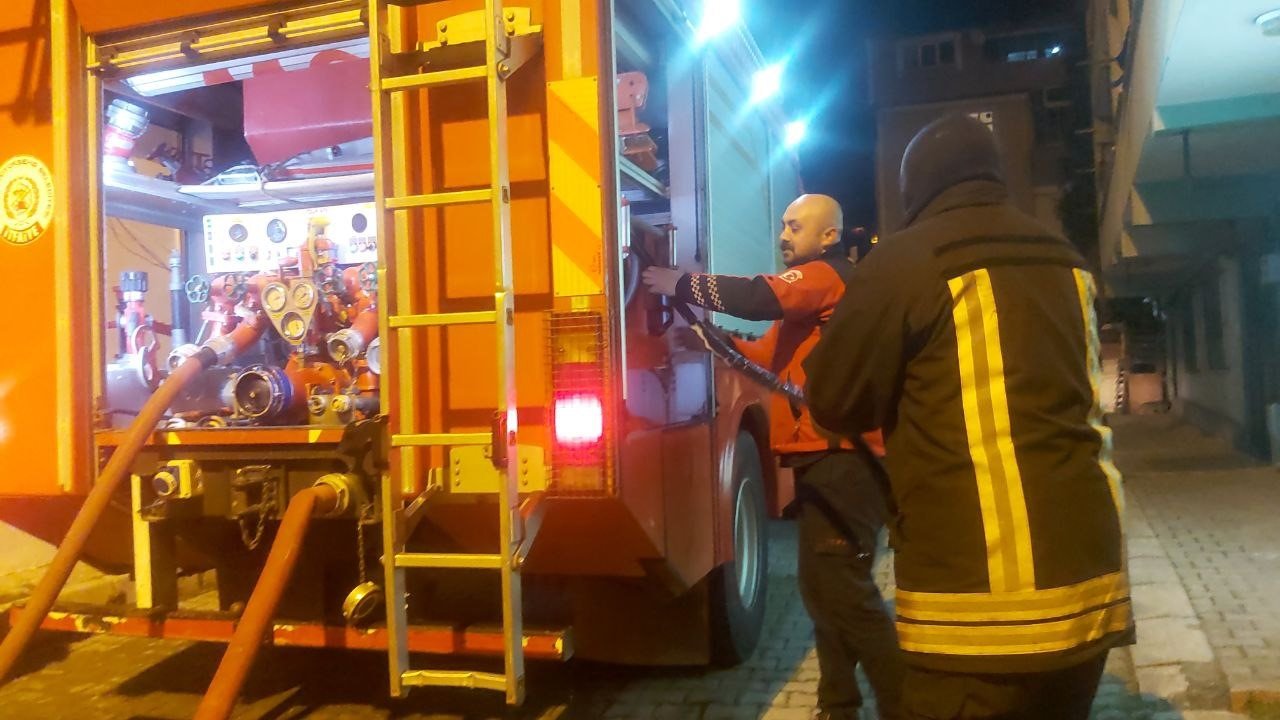 İki bina arasındaki kömürlük alev alev yandı