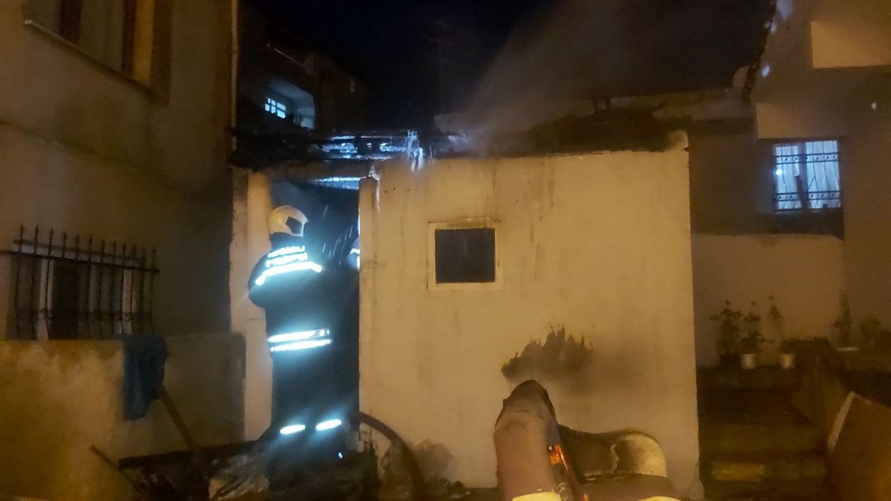 İki bina arasındaki kömürlük alev alev yandı