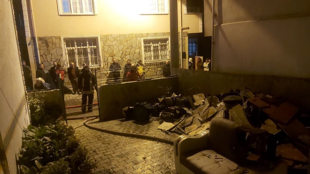 İki bina arasındaki kömürlük alev alev yandı