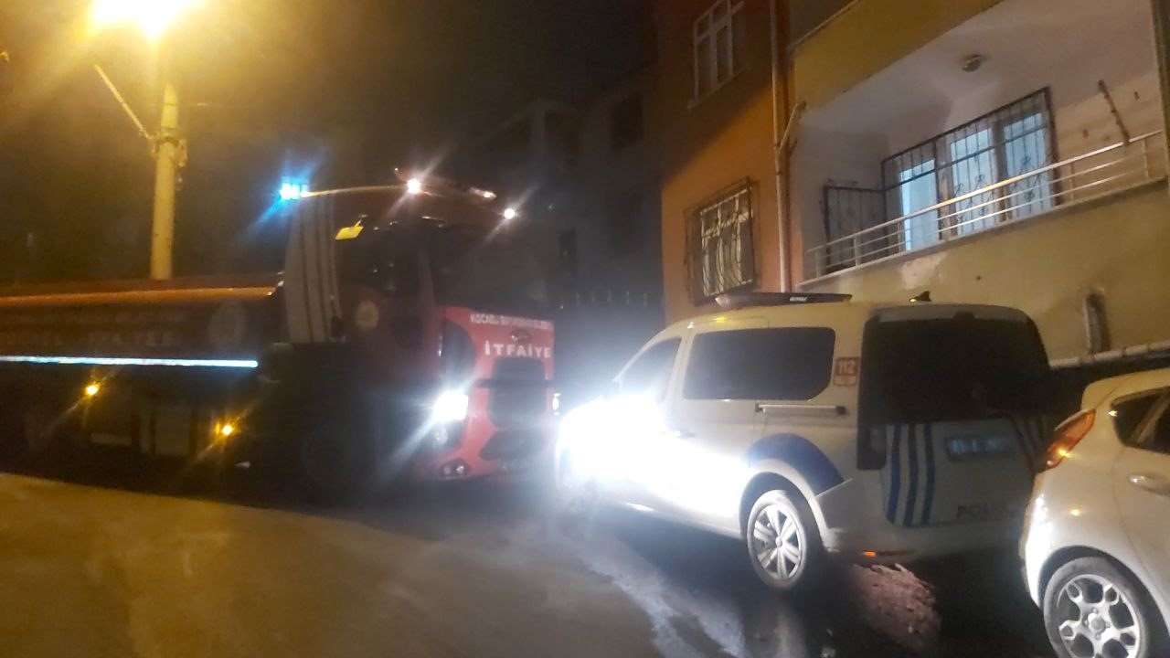 İki bina arasındaki kömürlük alev alev yandı