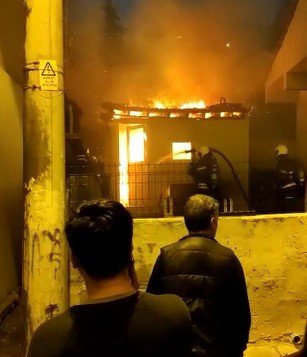 İki bina arasındaki kömürlük alev alev yandı