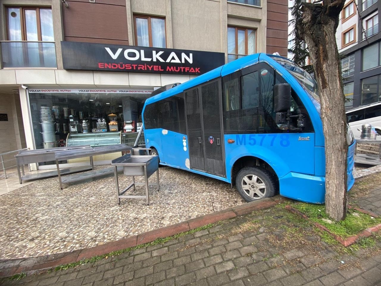 Camiden çıkıp dükkanına geldi, gördüğü manzarayla hayrete düştü