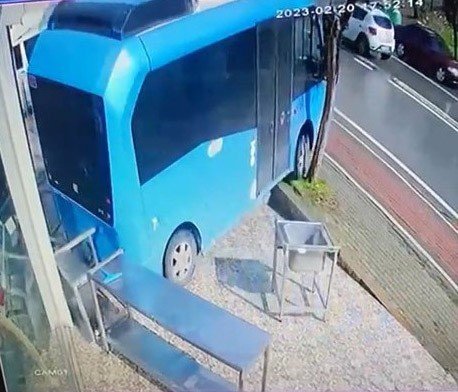 Camiden çıkıp dükkanına geldi, gördüğü manzarayla hayrete düştü