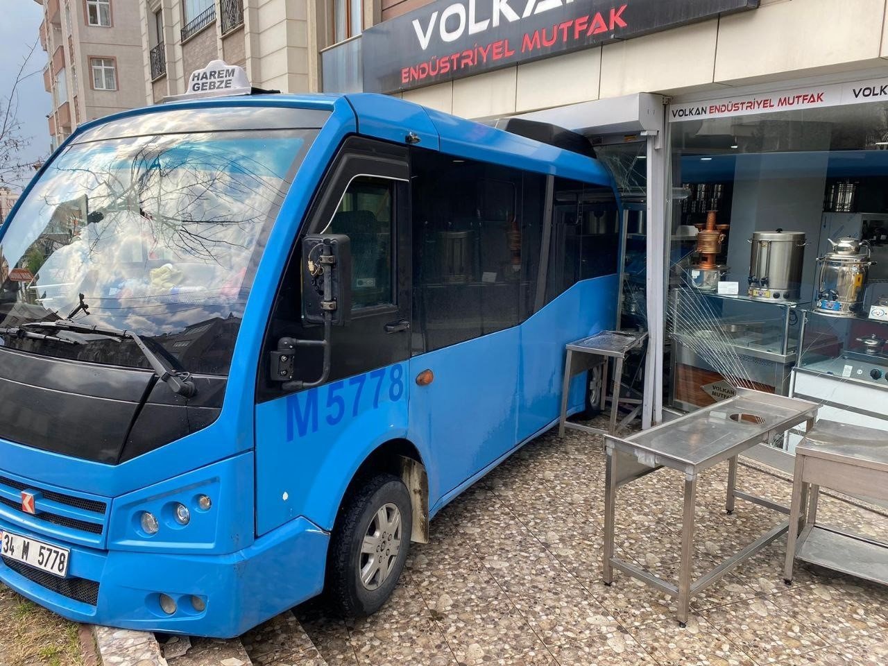 Camiden çıkıp dükkanına geldi, gördüğü manzarayla hayrete düştü