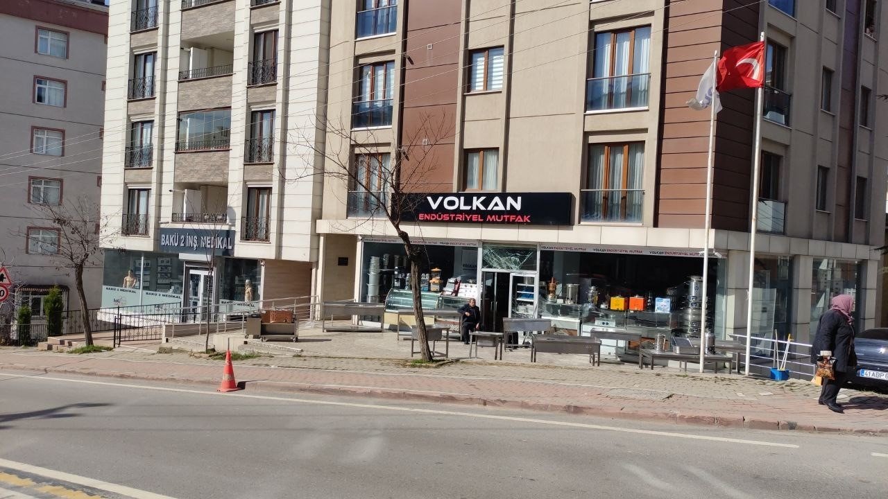 Camiden çıkıp dükkanına geldi, gördüğü manzarayla hayrete düştü